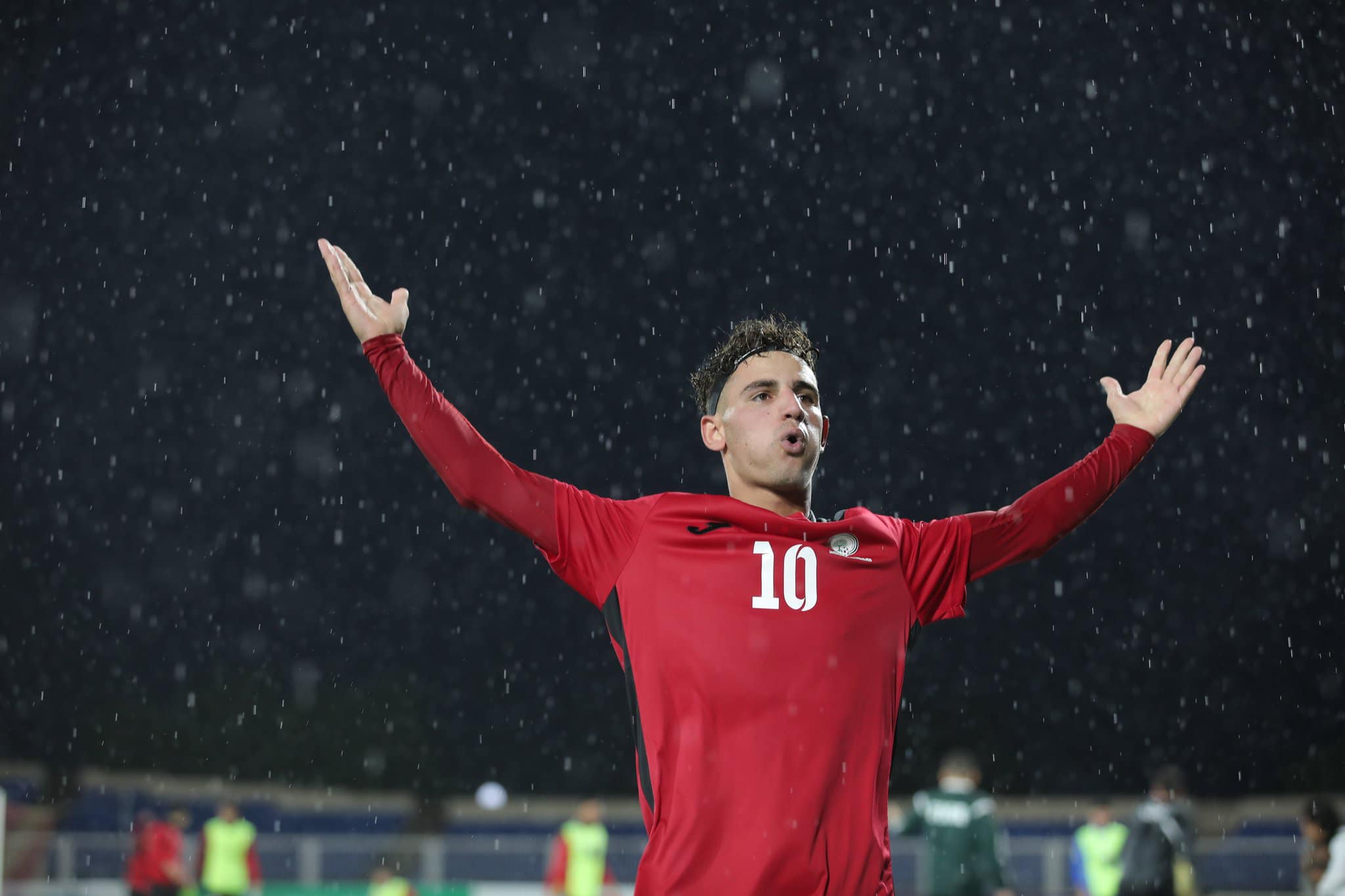 النجم قيس الحطاب يحتفل بعد تسجيله هدف التعادل لمنتخبنا